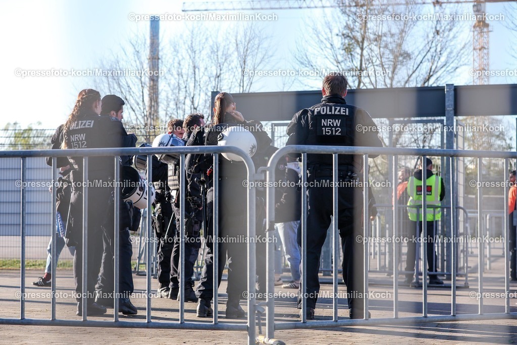 RWE06042501003 | 2025.04.06, Fußball, 3.Liga, Rot-Weiss Essen - FC Hansa Rostock, Stadion Hafenstraße, Saison 2024 2025: Feature Polizeibereitschaft beim HochrisikospielDFB regulations prohibit any use of photographs as image sequences and or quasi-video.