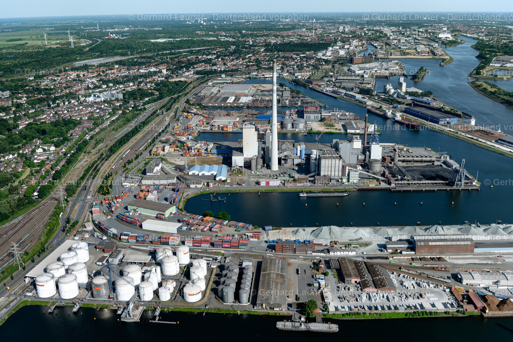 4030140 | BREMEN 01.06.2020 Kraftwerksanlagen und Abgas- Türme des Kohle- Heizkraftwerkes und Firmensitz der Bremer Richttechnik im Ortsteil Gröpelingen in Bremen, Deutschland. Weiterführende Informationen bei: Bremer Richttechnik,  bremenports GmbH &amp; Co. KG. // Power plants and exhaust towers of coal thermal power station in the district Groepelingen in Bremen, Germany. Further information at: Bremer Richttechnik,  bremenports GmbH &amp; Co. KG. Foto: Gerhard Launer