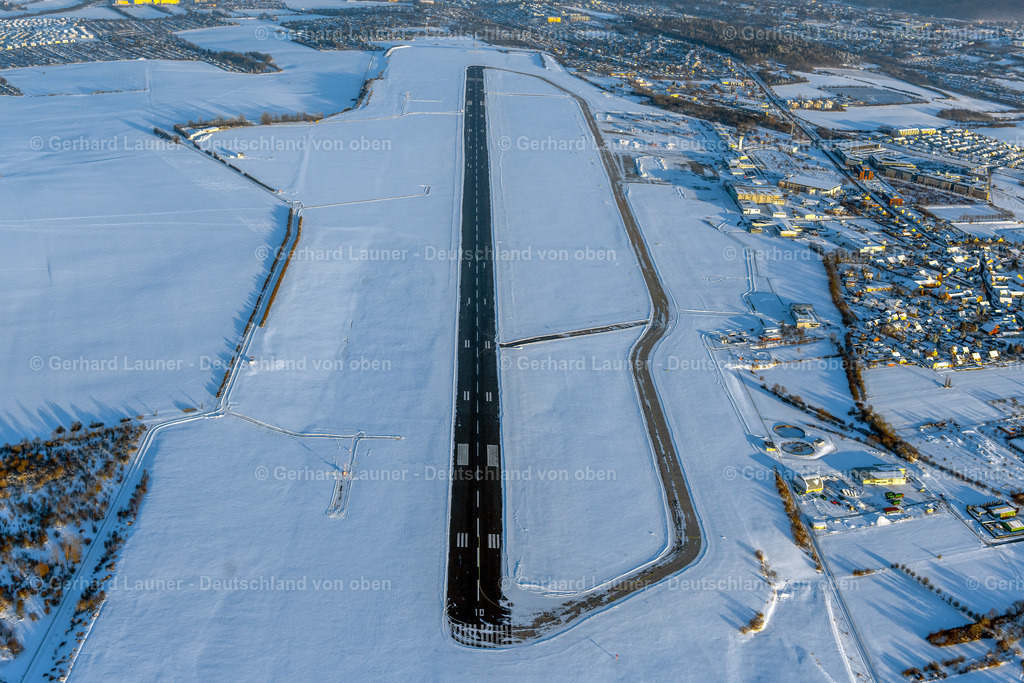 4045114 | ERFURT 14.02.2021 Winterlich schneebedeckte Start- und Landebahnen mit Rollwegen Hangaranlagen und Terminals auf dem Gelände des Flughafen im Ortsteil Bindersleben in Erfurt im Bundesland Thüringen, Deutschland. Weiterführende Informationen bei: Flughafen Erfurt GmbH. // Wintry snowy runway with hangar taxiways and terminals on the grounds of the airport in the district Bindersleben in Erfurt in the state Thuringia, Germany. Further information at: Flughafen Erfurt GmbH. Foto: Gerhard Launer