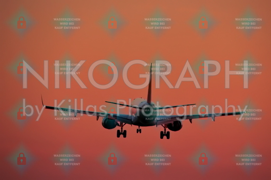 Sunset Landing | Ein Flugzeug im Abenhimmel während des Landeanfluges auf den Flughafen Frankfurt. Die Fotografie eignet sich gut als Wandbild für Flugzeugfans und Luftfahrtenthusiasten.