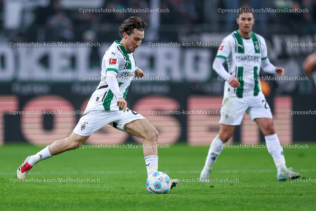 BMG14122401031 | 14.12.2024, Fußball, Borussia Mönchengladbach - Holstein Kiel, 1. Fußball Bundesliga, Borussia-Park, Saison 2024 2025: Rocco Reitz (Mönchengl. #27)DFB regulations prohibit any use of photographs as image sequences and or quasi-video.