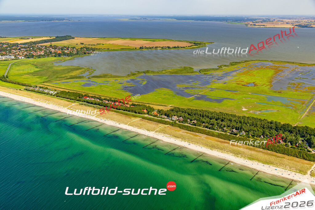 Luftaufnahme Saaler Bodden Wustrow - Die Luftaufnahme wurde 2025 vom UL-Flugzeug heraus erstellt ( ohne Drohne ) - Hochauflösende Luftaufnahme - für professionelle Ausdrucke geeignet. Die Geschenkidee !Mit Lizenz und Bildrechte bestellbar