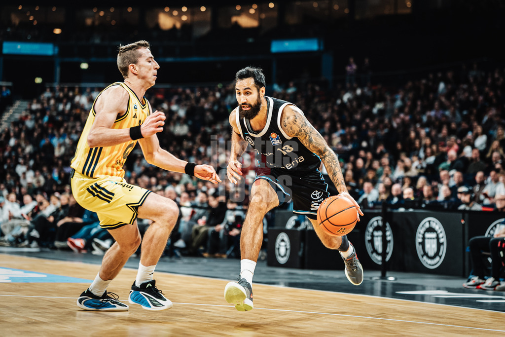 Basketball | Männer | Saison 2025/2026 | easyCredit Basketball Bundesliga | Veolia Towers Hamburg vs. ALBA BERLIN | 14.12.2025 | v.l. Justin Bean (#34, ALBA Berlin) gegen Martin Breunig (#13, Veolia Towers Hamburg)