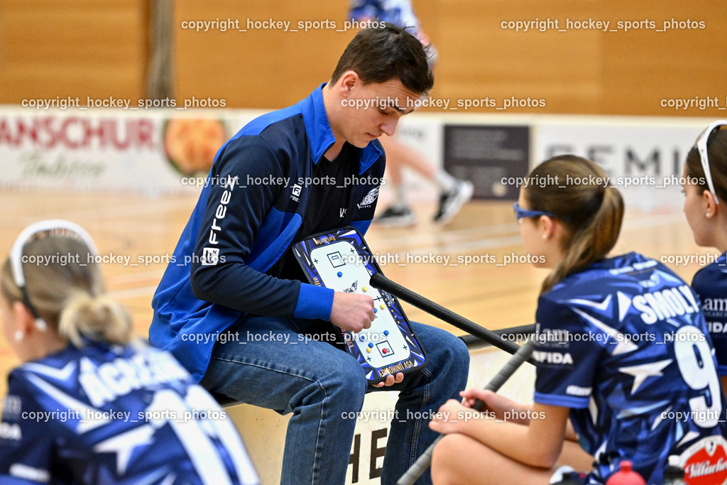 VSV Unihockey Damen vs. FCB München | Headcoach VSV Unihockey Karl Dorfer, #9 Antonia Kuchler VSV Unihockey, VSV Unihockey Damen vs. FCB München, VSV Unihockey Damen vs. FCB München am 24.01.2026 in Villach (Ballspielhalle St. Martin), Austria, (Photo by Bernd Stefan)