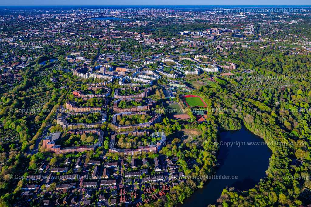 Hamburg_Steilshoop_ELS_9886270425 | HAMBURG 27.04.2025 Wohngebiet der Mehrfamilienhaussiedlung an der Straße Schreyerring im Ortsteil Steilshoop in Hamburg, Deutschland. // Residential area of the multi-family house settlement on street Schreyerring in the district Steilshoop in Hamburg, Germany. Foto: Martin Elsen