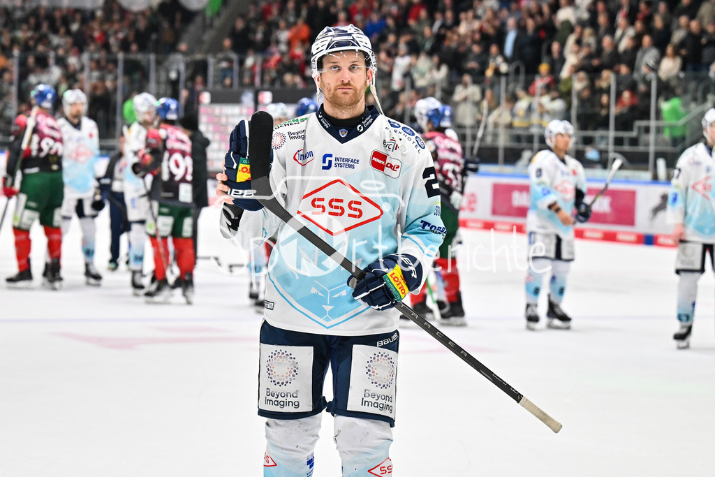 Augsburger Panther - Dresdner Eislöwen | AUGSBURG, DEUTSCHLAND - 06. MÄRZ: Die Spieler der Gäste bedanken sich bei den mitgereisten Fans nach dem Match zwischen den Augsburger Panthern und den Dresdner Eislöwen am 49. Spieltag der Penny DEL im Curt Frenzel Stadion / Dane FOX (Eislöwen Dresden 27)