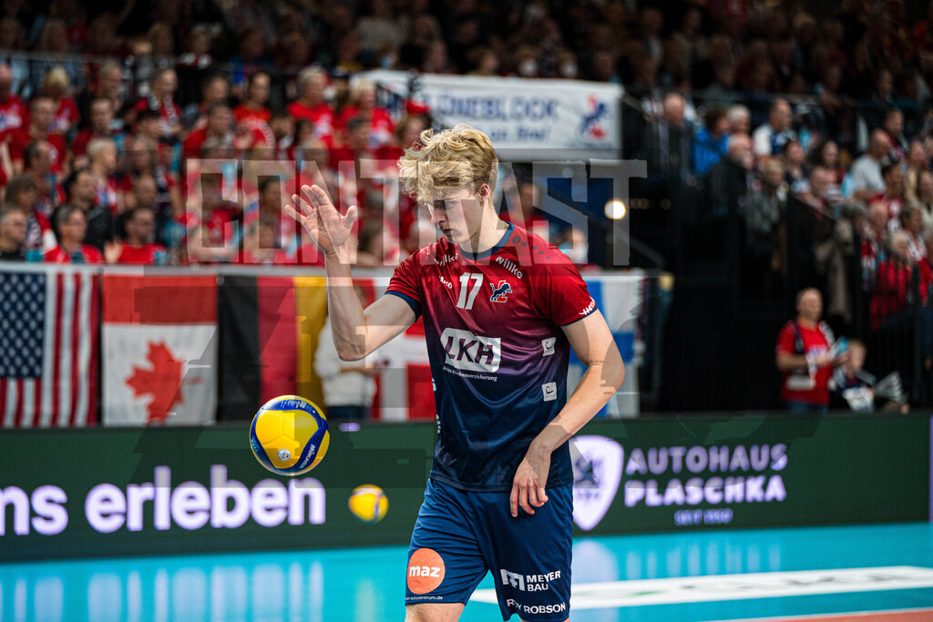 Volleyball I Herren I Saison 2025/2026 I Volleyball Bundesliga I 2. Spieltag I SVG Lüneburg - cerebricks Volley Goats Mitteldeutschland | Axel Valentin Enlund (17, SVG Lüneburg) geht zum Aufschlag - Realisiert mit Pictrs.com