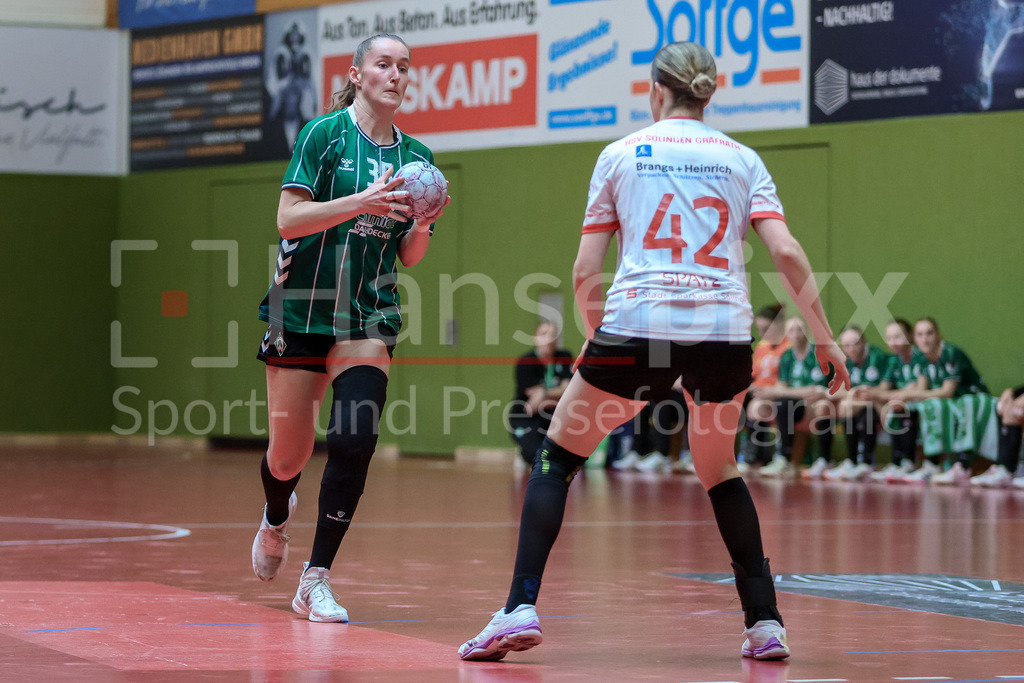 Handball, 2. Bundesliga Frauen, SV Werder Bremen - HSV Solingen-Gräfrath 76 | v.li.: Lara Niemann (SV Werder Bremen, 35) am Ball, Spielszene, Aktion, Action, Deborah Spatz (HSV Solingen-Gräfrath 76, 42)
