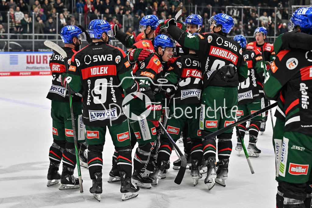 Augsburger Panther - Nürnberg Ice Tigers | Freude bei den Augsburger Panther nach dem Heimsieg gegen Nuernberg / DEL: Augsburger Panther - Nuernberg Ice Tigers, Curt Frenzel Stadion am 03.01.2025