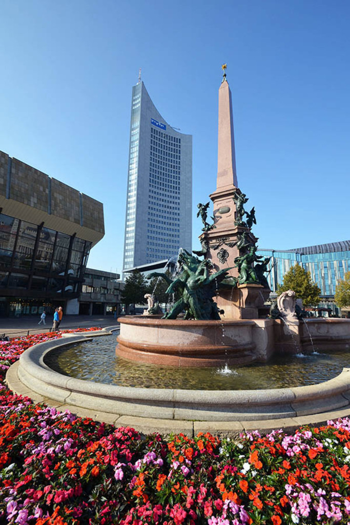 Foto: Leipzig - Mendebrunnen und City Hochhaus | Das Team hinter BILDLEXIKON LEIPZIG bündelt historische wie aktuelle Informationen über die Stadt Leipzig in Text und Bild auf einer Plattform und stellt diese der interessierten Öffentlichkeit zur Verfügung.