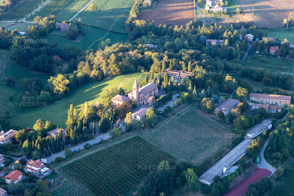 Aerial view: Sanctuary of the Beata Vergine di Lourdes in Montericco in the district Montericco in Albinea in the state Reggio Emilia, Italy. – Photo: IMG_134721.jpg taken on 09/19/2022 by Werner Riehm/FLY-FOTO.com – Resolution of the original: 5472 x 3648 px