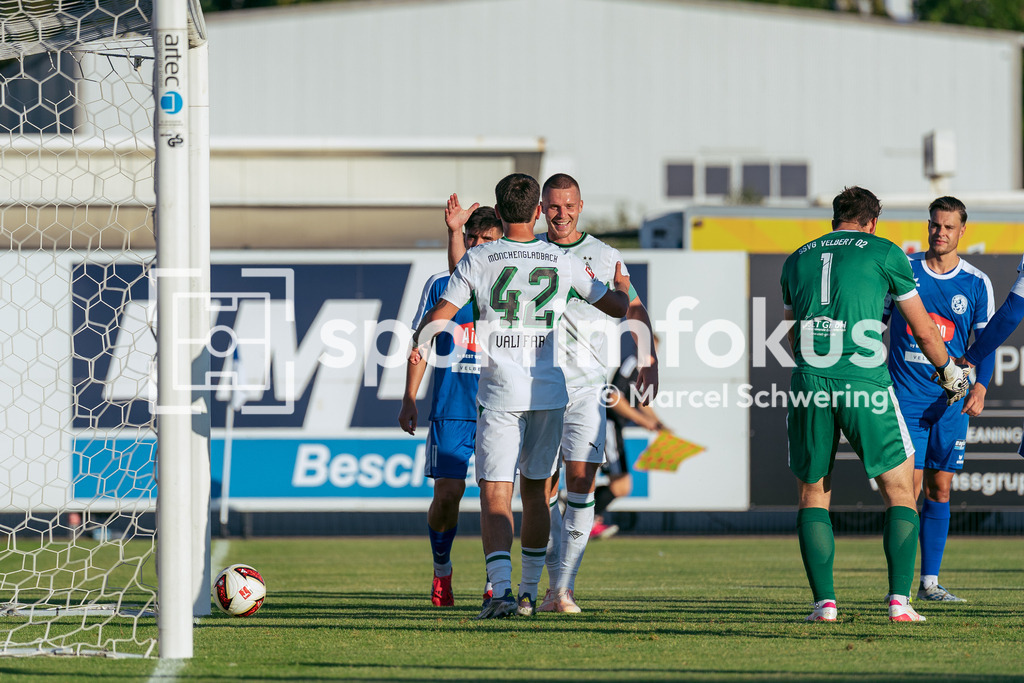 SSVg Velbert 02 – Borussia Mönchengladbach | Elias Vali Fard (Borussia Mönchengladbach) und Nico Elvedi (Borussia Mönchengladbach) beim Torjubel zum 0:5 . Testspiel zwischen der SSVg Velbert 02 und Borussia Mönchengladbach in Velbert, 12.08.2026. Endstand: 0:8. sportimfokus / Marcel Schwering - Realisiert mit Pictrs.com