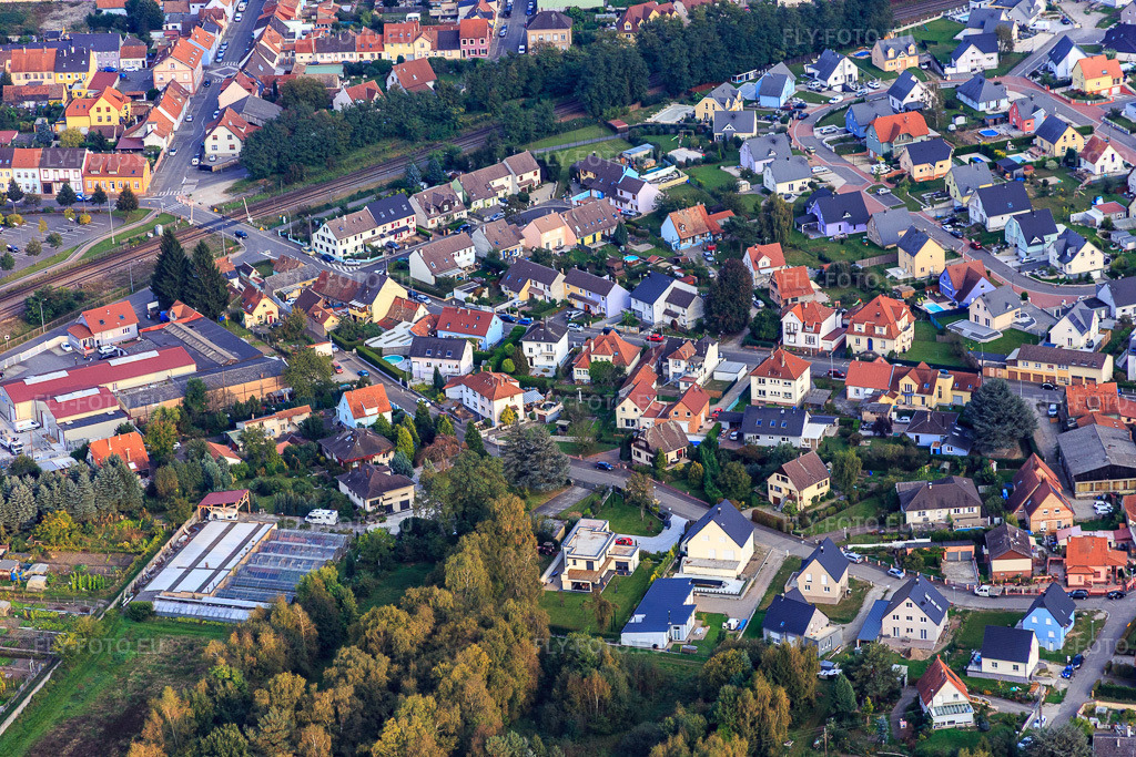 Vue aérienne: Passage à niveau et rue de Gries à Bischwiller dans le département Bas Rhin, France.Photo: IMG_074258.jpg prise le 04/10/2014 par Werner Riehm/FLY-FOTO.euRésolution de l'original: 5472 x 3648 px