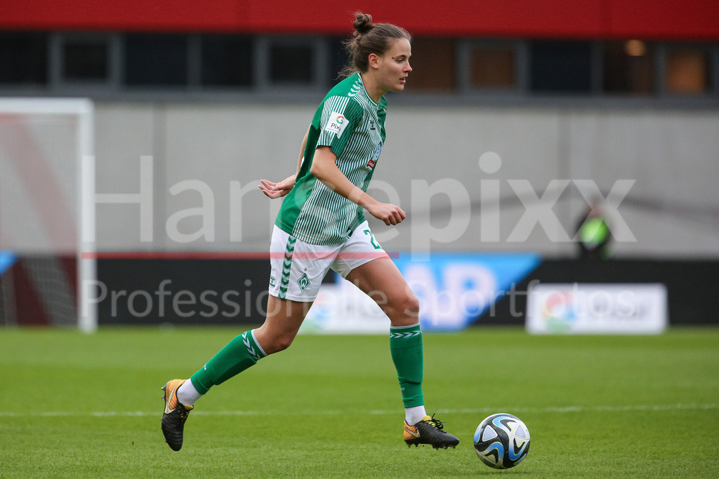 Fussball, Google Pixel Frauen-Bundesliga, FC Bayern München - SV Werder Bremen | v.li.: Hanna Nemeth (SV Werder Bremen, 23) am Ball, Freisteller, Einzelbild, Ganzkörper, Aktion, Action, Spielszene, DIE DFB-RICHTLINIEN UNTERSAGEN JEGLICHE NUTZUNG VON FOTOS ALS SEQUENZBILDER UND/ODER VIDEOÄHNLICHE FOTOSTRECKEN. DFB REGULATIONS PROHIBIT ANY USE OF PHOTOGRAPHS AS IMAGE SEQUENCES AND/OR QUASI-VIDEO.
