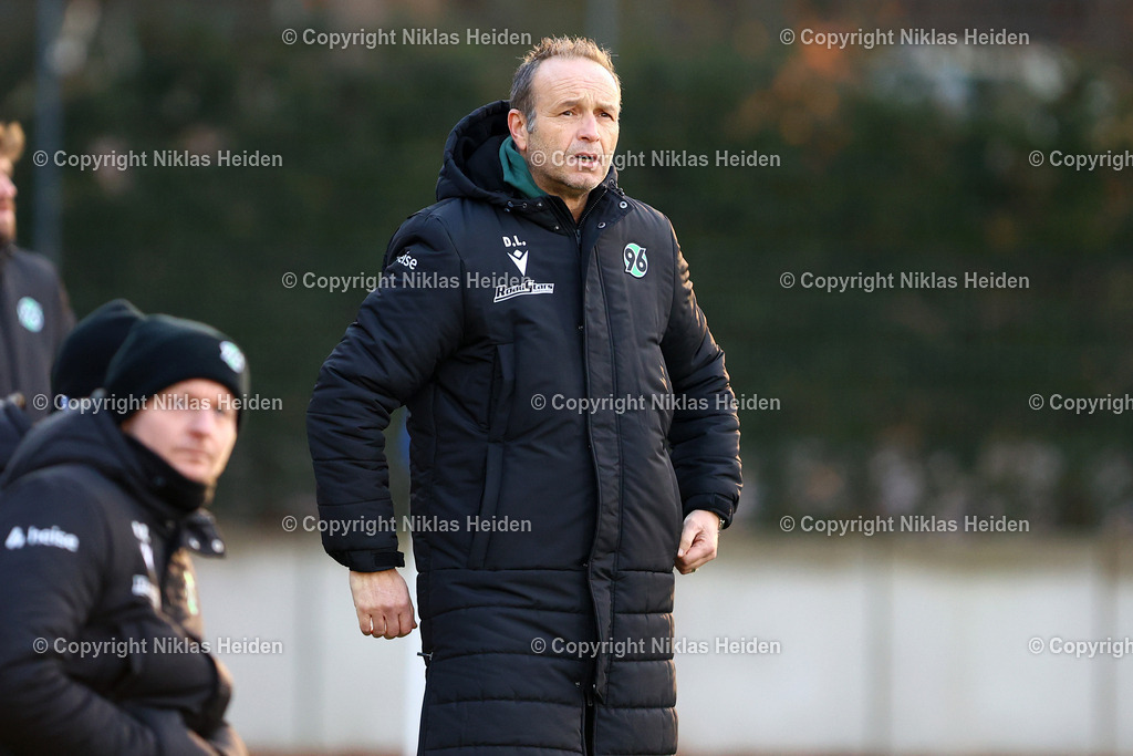 NH_HamburgerSVU19_Hannover96U19_DFBNachwuchsliga_22112025 | Dirk Lottner (Trainer, Hannover 96 U19)Fußball I Junioren I U19 DFB-Nachwuchsliga Vorrunde Gruppe A I Saison 2025-2026 I 12. Spieltag I Hamburger SV U19 - Hannover 96 U19 I 22.11.2025 I Trainingsplatz Volksparkstadion