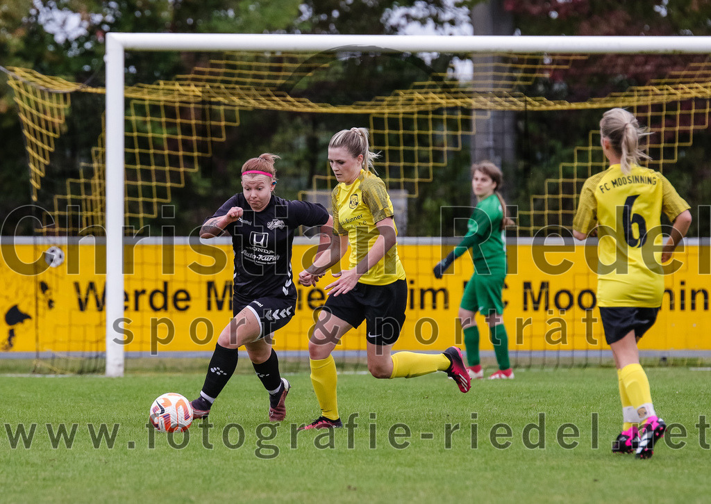 2023-10-08_071_FC_Moosinning_gegen_SG_TSV_St_Wolfgang-FC_Lengdorf | Moosinning, Deutschland, 08.10.2023:
Fußball, Kreisliga 2023 / 2024, 4. Spieltag, FC Moosinning gegen (SG) TSV St.Wolfgang/FC Lengdorf, Endergebnis: 

Sophia Schorer ((SG) TSV St.Wolfgang/FC Lengdorf, #33), Franziska Kneidinger (FC Moosinning, #9)

Foto: Christian Riedel / fotografie-riedel.net