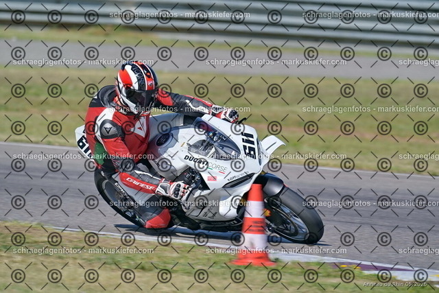 26BT02-0031 | markuskiefer.com - Realisiert mit Pictrs.com