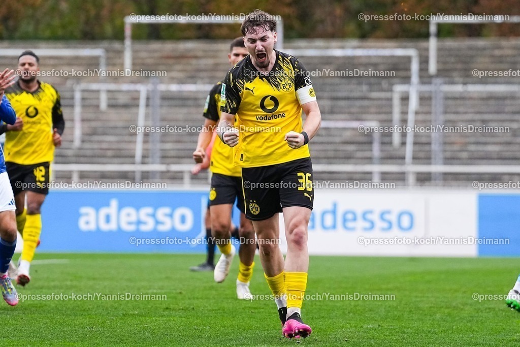 xYDRx08112501031 | 08.11.2025, xydrx, Fußball, Regionalliga West, Borussia Dortmund II - FC Schalke 04 II, Saison 2025 2026, Stadion Rote Erde:  Torjubel nach dem Tor zum 1:0 für Borussia Dortmund II durch Torschütze Tony Reitz (Borussia Dortmund II #36)