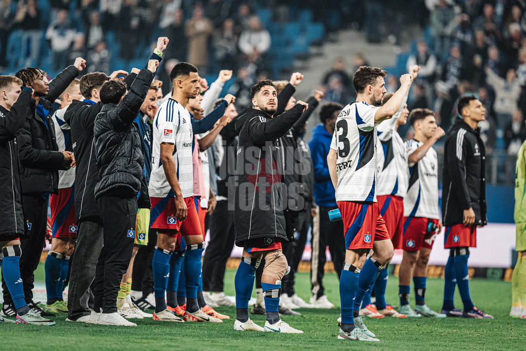 Fußball | Männer | Saison 2024/2025 | 2. Fußball-Bundesliga | 27. Spieltag | Hamburger SV vs. SV 07 Elversberg | 28.03.2025 | HSV applaudiert enttäuscht den Fans nach dem Unentschieden, in der Mitte Ludovit Reis (#14, HSV)
