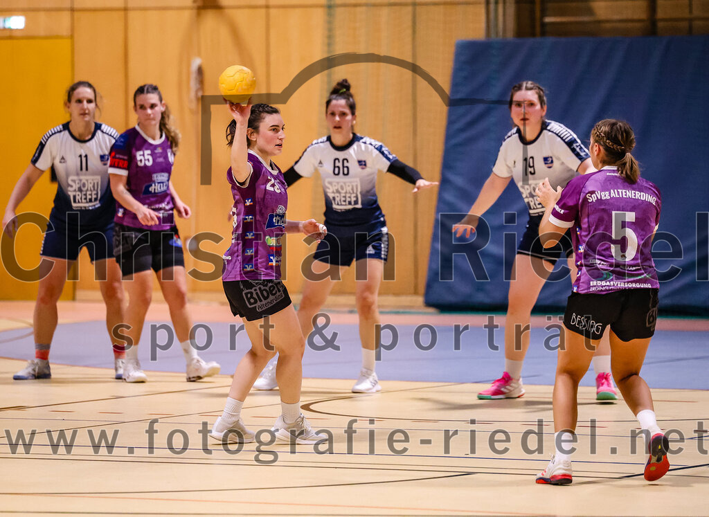 2024-11-24_056_SpVgg_Altenerding_gegen_HC_Donau-Paar_II | Erding, Deutschland, 24.11.2024:Handball, Bezirksoberliga Frauen Altbayern 2024 / 2024, 6. Spieltag, SpVgg Altenerding gegen HC Donau/Paar II, Endergebnis: 24:24Katharina Künstner (SpVgg Altenerding, #23), Lena Prem (SpVgg Altenerding, #5)Foto: Christian Riedel / fotografie-riedel.net