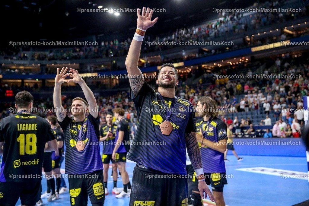 KoeEHF15062501073 | 15.06.2025, Handball, Spiel um Platz 3, TruckScout24 EHF FINAL4, LANXESS arena Köln, HBC Nantes - FC Barcelona: Abschlussjubel nach dem Sieg für Nantes. Die Mannschaft feiert den 3. Platz Nicolas Tournat (HBC Nantes FRA #11) jubelnd 
