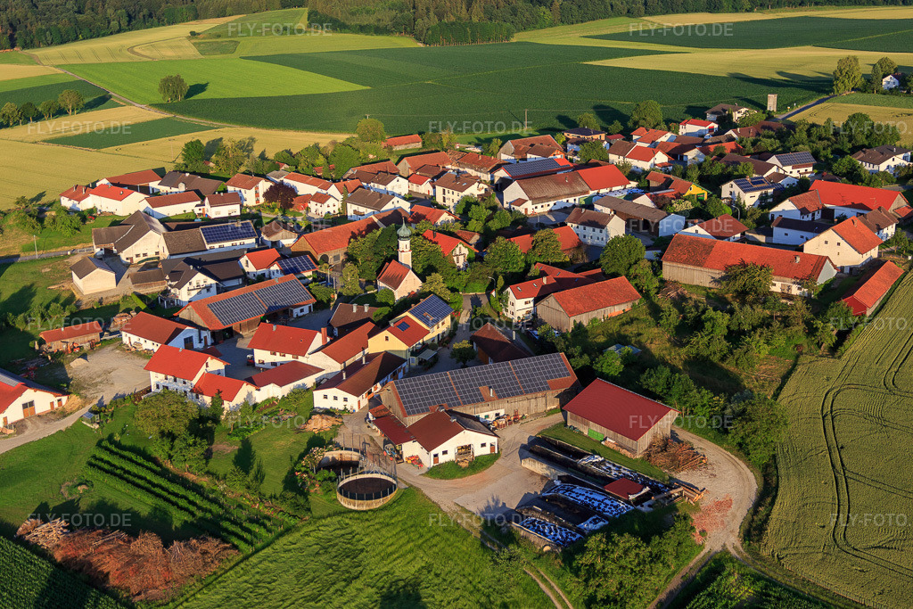 Luftbild: Ortsansicht von Nordwesten im Ortsteil Oberframmering in Landau im Bundesland Bayern in Deutschland. Foto: IMG_090340.jpg vom 01.07.2016 durch Werner Riehm/FLY-FOTO.de