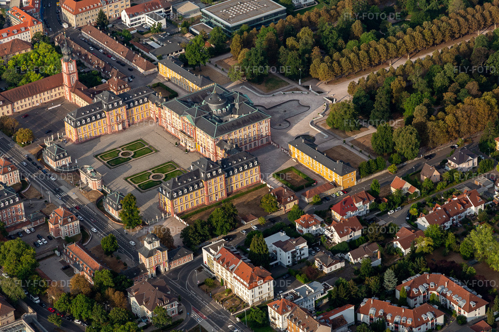 Luftbild: Schlossgarten und Schloss Bruchsal in Bruchsal im Bundesland Baden-Württemberg in Deutschland. Foto: IMG_134146.jpg vom 26.08.2022 durch Werner Riehm/FLY-FOTO.deSchloss Bruchsal