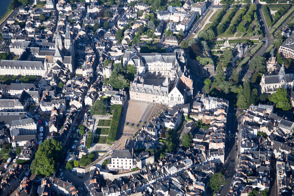 Aerial view: View of the town in Blois in the state Loir et Cher, France. – Photo: IMG_082060.jpg taken on 06/20/2015 by Werner Riehm/FLY-FOTO.com – Resolution of the original: 5472 x 3648 px