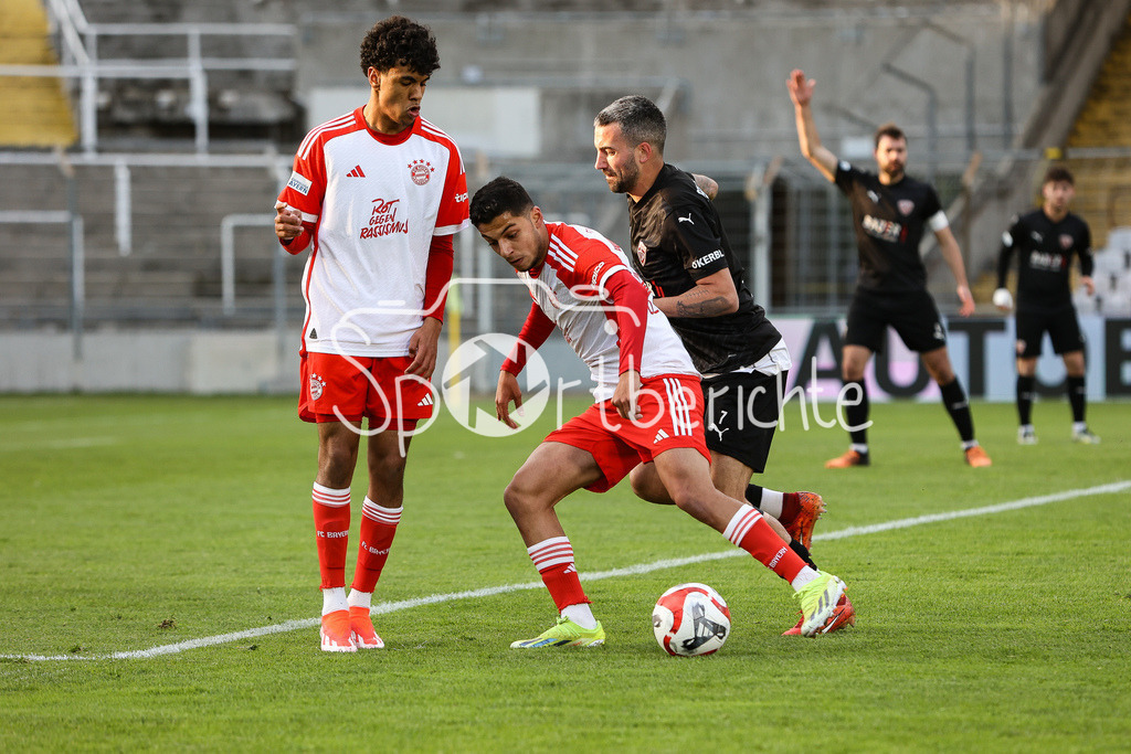 FC Bayern Amateure - TSV Buchbach | v. l. Adam AZNOU BEN CHEIKH (FCB #53) / Davide Dell'ERBA (FCB #19) und Kevin HINGERL (TSV #7) / Zweikampf