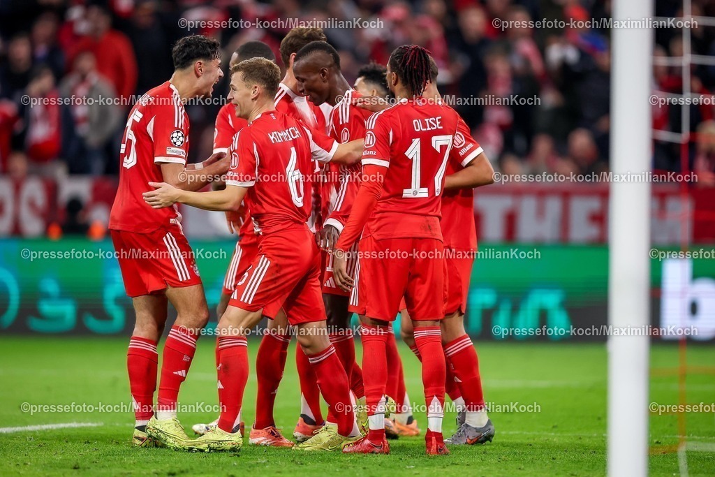UCL22102501111 | 22.10.2025, Fußball, UEFA Champions League, FC Bayern München - Club Brügge, Allianz Arena, Saison 2025 2026: Torjubel nach dem Tor zum 4:0 durch Torschütze Nicolas Jackson (FC Bayern Muenchen #11)  zusammen mit  Tom Bischof (FC Bayern Muenchen #20) Konrad Laimer (FC Bayern Muenchen #27)  Joshua Kimmich (FC Bayern Muenchen #06) Michael Olise (FC Bayern Muenchen #17) Luis Diaz (FC Bayern Muenchen #14) Regulations prohibit any use of photographs as image sequences and or quasi-video.