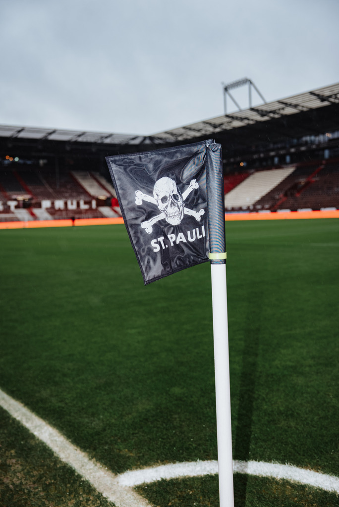 _STP1105 | Der offizielle Shop für FC St. Pauli Fotos. Wähle aus Spielszenen & Fanmomenten dein FCSP Wunschformat. Wir liefern Millerntor-Atmosphäre.