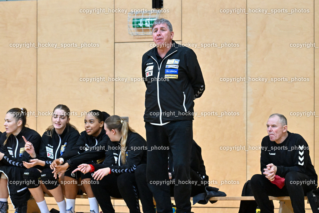 SC Ferlach Damen vs. Hypo Niederösterreich 18.11.2023 | Spielerbank Hypo Niederösterreich, Headcoach Hypo Niederösterreich KOVACS Ferenc