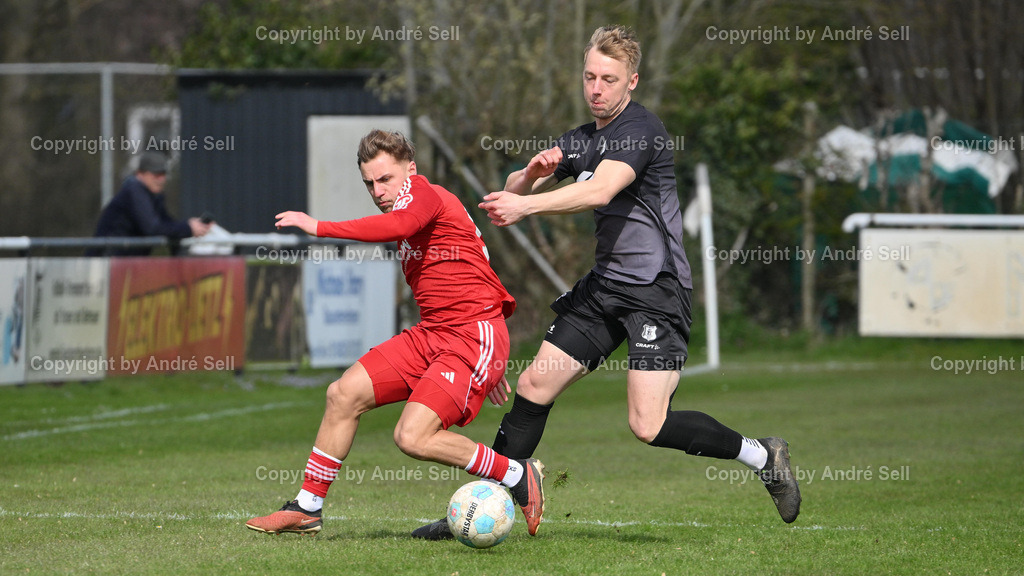 Eckernförder SV (schwarz) vs SpVg Eidertal Molfsee (r ot)  | Timo Bamler (ESV #16) vs Luca Aouci (Molfsee #19) / Fußball-Landesliga Schleswig Männer 2025/2026 / Eckernförder SV (schwarz) vs SpVg Eidertal Molfsee (Rot)  / A-Platz / Eckernförde / 12.04.26 - Realisiert mit Pictrs.com