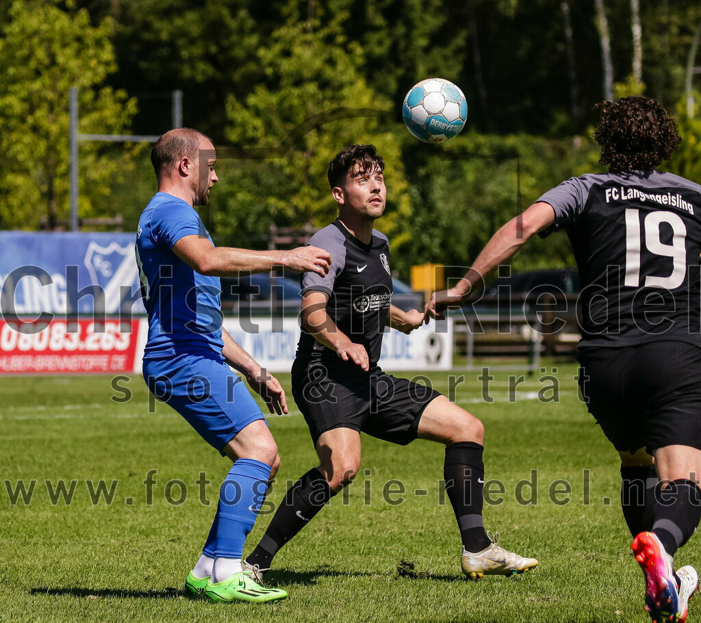 2023-08-12_038_FC_Langengeisling_gegen_ESV_Freilassing | Erding, Deutschland, 12.08.2023:
Fußball, Bezirksliga Oberbayern Ost 2023 / 2024, 4. Spieltag, FC Langengeisling gegen ESV Freilassing, Endergebnis: 2:1

Albert Deiter (ESV Freilassing, #11), Maximilian Maier (FC Langengeisling, #10), Fabian Aigner (FC Langengeisling, #19)

Foto: Christian Riedel / fotografie-riedel.net