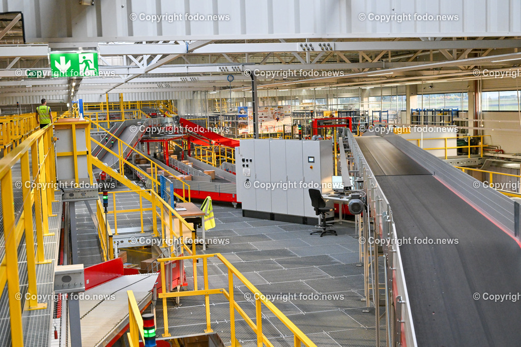 DHL Hoersching_ Warehouse_ Pakete_ Flugzeugbeladung_ 26.06.2023-25 | 26.06.2023, Linz Hoersching, AUT, DHL Hoersching, Warehouse, Flugzeugbeladung Pakete, im Bild Warehouse,  Paketsortierung