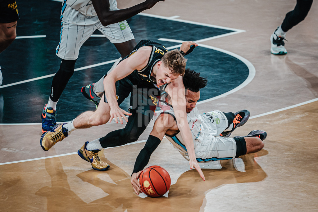 Basketball | Männer | Saison 2024/2025 | easyCredit Basketball Bundesliga | 12. Spieltag | Veolia Towers Hamburg vs. MHP Riesen Ludwigsburg | 21.12.2024 | v.l. Johannes Patrick (#6, MHP Riesen Ludwigsburg) und Jaizec Lottie (#4, Veolia Towers Hamburg) kampf um den Ball