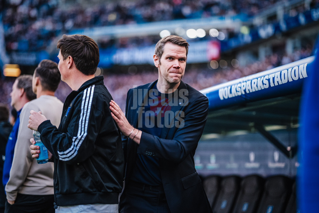 Fußball | Männer | Saison 2024/2025 | 2. Fußball-Bundesliga | 31. Spieltag | Hamburger SV vs. Karlsruher SC | 27.04.2025 | v.l. Trainer Merlin Polzin (HSV) und HSV Aufischtsrat Eric Huwer