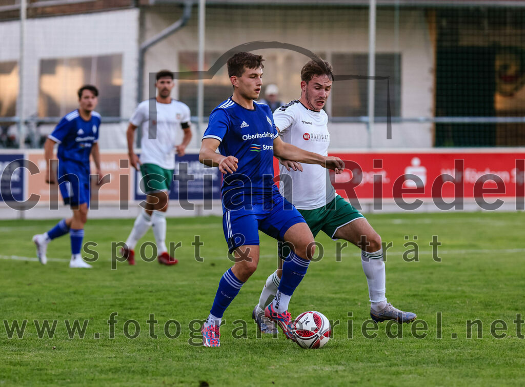 2023-08-01_035_FC_Schwaig_gegen_FC_Deisenhofen | Oberding, Deutschland, 01.08.2023:
Fußball, Toto-Pokal 2023 / 2024, 1. Spieltag, FC Schwaig gegen FC Deisenhofen, Endergebnis: 2:3

Nikolaos Gkasimpagiazov (FC Deisenhofen, #29), Simon Georgakos (FC Schwaig, #26)

Foto: Christian Riedel / fotografie-riedel.net