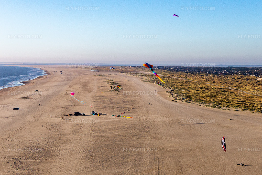Aerial view: Kites on the beach in Fanø in the state South Denmark, Denmark.Photo: IMG_118808.jpg taken on 09/21/2019 by Werner Riehm/FLY-FOTO.comResolution of the original: 3413 x 2275 px