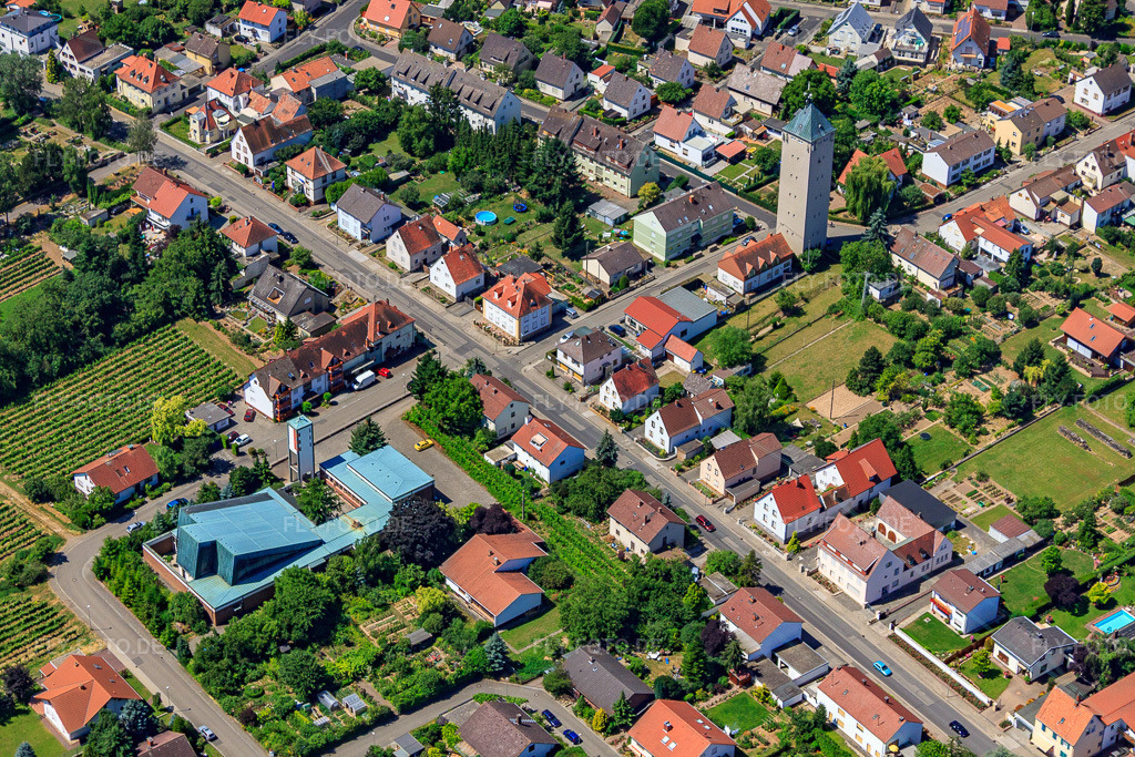 Luftbild: Kirchenturm und Turm- Dach am Heilig Kreuz-Speyerdorf an der Weinstraße im Ortsteil Lachen in Neustadt im Bundesland Rheinland-Pfalz in Deutschland. Foto: IMG_30162.jpg vom 05.07.2010 durch Werner Riehm/FLY-FOTO.de
