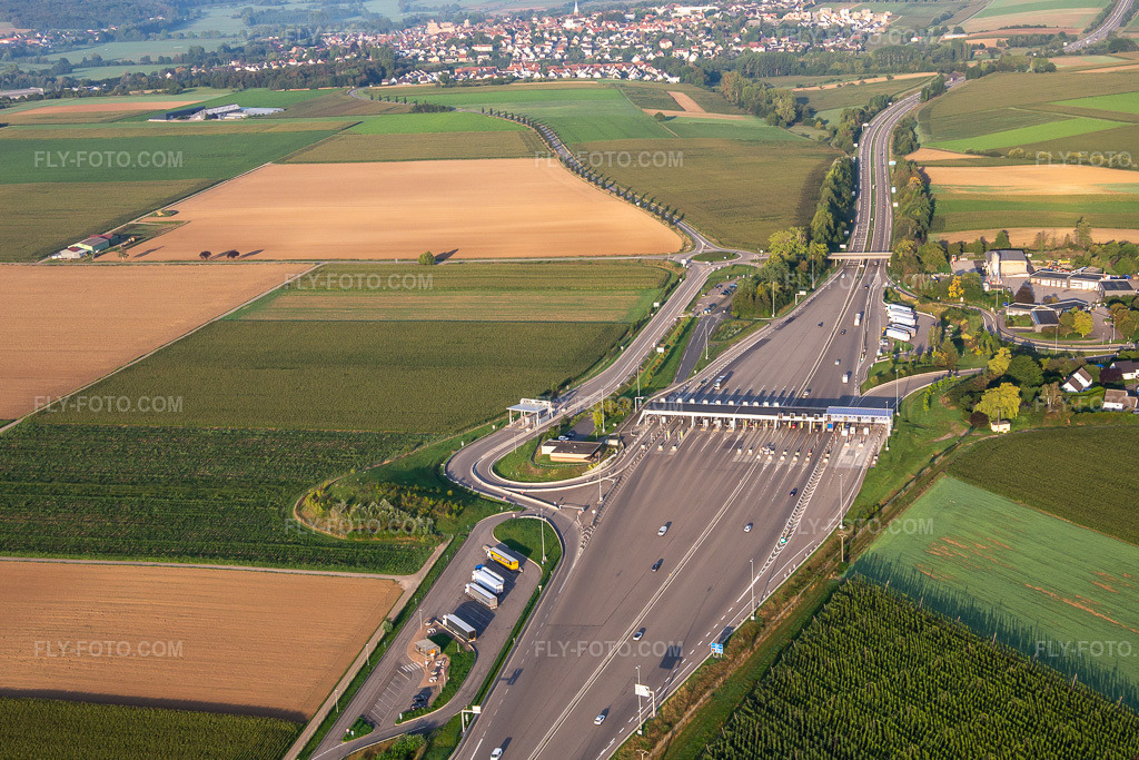 Aerial view: Hochfelden Sanef motorway toll plaza A4 in Schwindratzheim in the state Bas-Rhin, France. – Photo: IMG_138062.jpg taken on 08/19/2023 by Werner Riehm/FLY-FOTO.com – Resolution of the original: 4901 x 3268 px – SANEF.COM