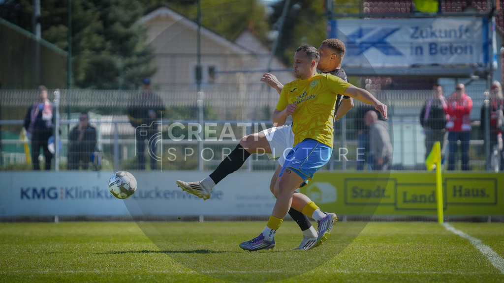 FFußball, Herren, Saison 2025/2026, Regionalliga Nordost, 31. Spieltag, FSV 63 Luckenwalde vs. FSV Zwickau, Sonntag 26.04.2026, Werner-Seelenbinder-Stadion Luckenwalde | Fußball, Herren, Saison 2025/2026, Regionalliga Nordost, 31. Spieltag, FSV 63 Luckenwalde vs. FSV Zwickau, Sonntag 26.04.2026, Werner-Seelenbinder-Stadion Luckenwalde, Im Bild: Lucas Will (l. Luckenwalde) und Oliver Fobassam (r. Zwickau) - Realisiert mit Pictrs.com