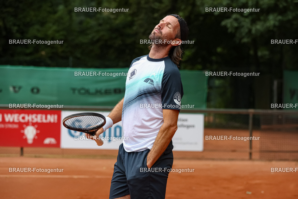 HTC Blau-Weiß Krefeld - LTTC Rot-Weiß Berlin  | Krefeld, Deutschland 21.07.2023, Gero Kretschmer (HTC Blau-Weiß Krefeld) gegen Nino Ehrenschneider (LTTC Rot-Weiss Berlin) ,

bei der 2. Tennis Bundesliga Nord Begegnung zwischen HTC Blau-Weiß Krefeld und LTTC Rot-Weiß Berlin am 21.07.2023 in Krefeld.

(Foto: BRAUER-Fotoagentur)
 
