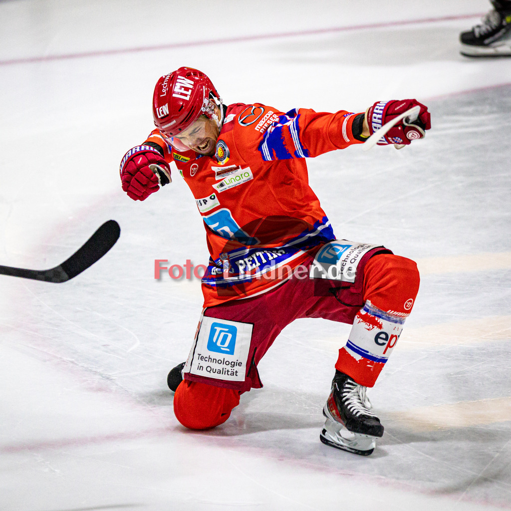 EC Peiting vs EV Füssen | Eishockey Oberliga Süd Vorrunde 2024/2025, EC Peiting vs EV Füssen, 20241002,Samuel PAYEUR (ECP 17) Torjubel,2024-10-02 in Peiting (Eisstadion)Samuel PAYEUR (ECP 17)Copyright: WolfgangxLindner foto-lindner.de