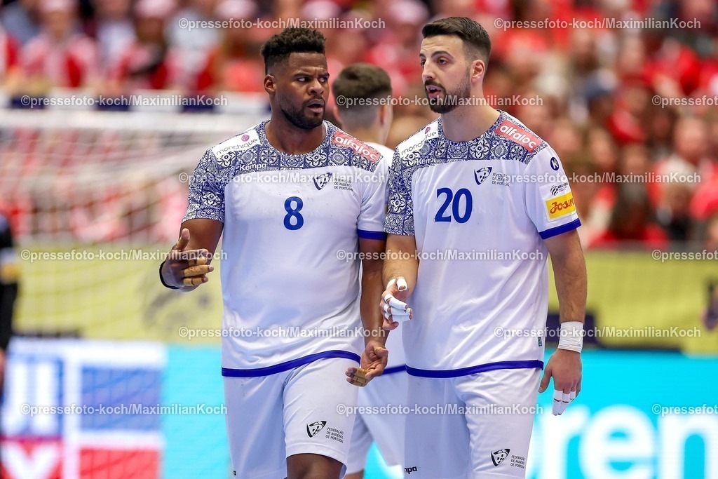 EHF18012601086 | 18.01.2026, Handball, Men's EHF EURO 2026, Portugal - Nordmazedonien, Jyske Bank Boxen in Herning, Dänemark, Preliminary Round:  Victor Manuel Iturriza Alvarez (Portugal #08) neben  Miguel Jose Soares Neves (Portugal #20) 