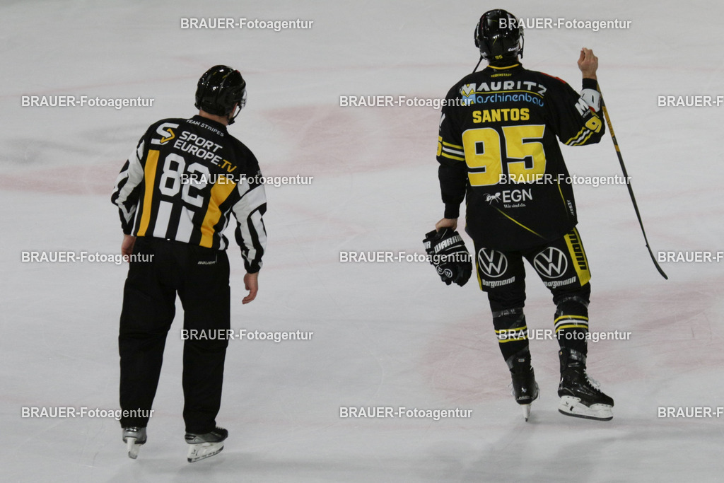 14.11.2025 Krefeld Pinguine - BLue Devils Weiden | Krefeld, Deutschland, 14.11.2025: Mathew Santos (Krefeld Pinguine) verlässt das Eis nach seiner Spieldauerstrafe während des DEL2-Spiels zwischen Krefeld Pinguine - Blue Devils Weiden am 14.11. 2025 in der Yayla-Arena in Krefeld, Deutschland. (Foto Ralph Görtz / Brauer-Fotoagentur)