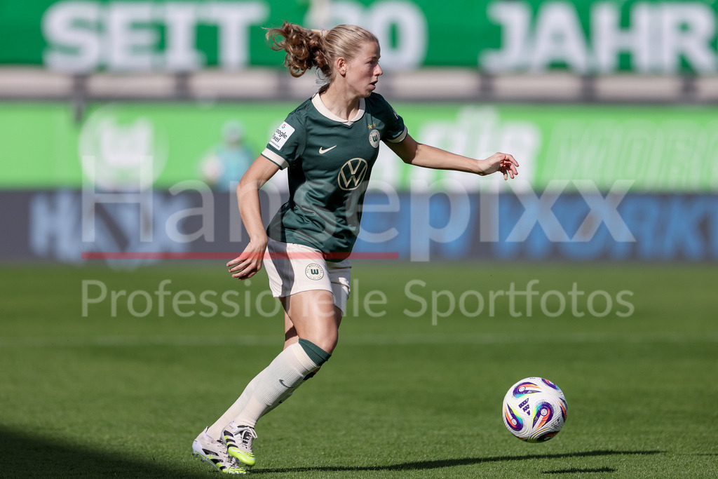 Fussball, Google Pixel Frauen-Bundesliga, VfL Wolfsburg - FC Carl Zeiss Jena | Justine Kielland (VfL Wolfsburg, 18) am Ball, Freisteller, Einzelbild, Ganzkörper, Aktion, Action, Spielszene, DIE DFB-RICHTLINIEN UNTERSAGEN JEGLICHE NUTZUNG VON FOTOS ALS SEQUENZBILDER UND/ODER VIDEOÄHNLICHE FOTOSTRECKEN. DFB REGULATIONS PROHIBIT ANY USE OF PHOTOGRAPHS AS IMAGE SEQUENCES AND/OR QUASI-VIDEO.