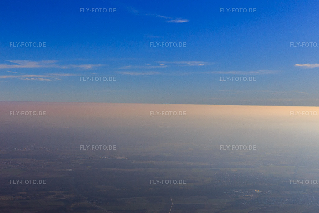 Luftbild: Hochnebel bedeckt die Rheineben einschlieslich Nordschwarzwald bis auf die Hornisgrinde - von Landau aus gesehen im Ortsteil Queichheim in Landau im Bundesland Rheinland-Pfalz in Deutschland. Foto: IMG_145321.jpg vom 02.02.2025 durch Werner Riehm/FLY-FOTO.de