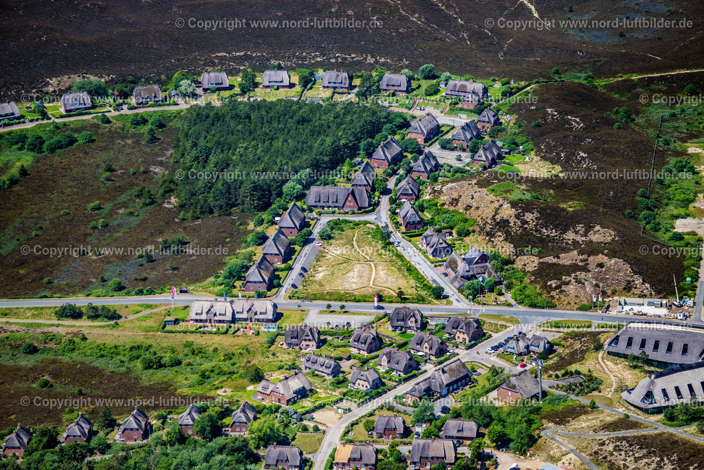 Sylt_List_Süderhörn_ELS_1337210625 | LIST 21.06.2025 Siedlungsgebiet und Infrastruktur im Ortsteil Süderhörn in List im Bundesland Schleswig-Holstein, Deutschland. Mellhörn liegt am Ufer der Sylter Ostküste im Randbereich der Lister Heide -Landschaft. // Settlement area and infrastructure in the Suederhoern district of List in the state of Schleswig-Holstein, Germany. Mellhoern is located on the shore of Sylt's east coast, bordering the List Heath landscape. Foto: Martin Elsen