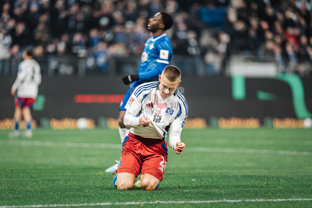Fußball | Männer | Saison 2024/2025 | 2. Fußball-Bundesliga | 15. Spieltag | Hamburger SV vs. SV Darmstadt 98 | 08.12.2024 | Miro Muheim (#28, HSV) ärgert sich nach einer vergebenen Chance